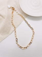 Load image into Gallery viewer, Gold Chunky Chain + Pearls Necklace
